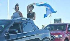 Foto de la galería: Con el pase a la final el sentimiento albiceleste desbordó los festejos de la hinchada posadeña