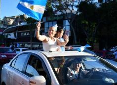 Foto de la galería: Con el pase a la final el sentimiento albiceleste desbordó los festejos de la hinchada posadeña