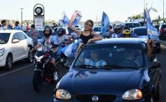 Foto de la galería: Con el pase a la final el sentimiento albiceleste desbordó los festejos de la hinchada posadeña