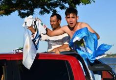 Foto de la galería: Con el pase a la final el sentimiento albiceleste desbordó los festejos de la hinchada posadeña
