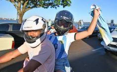 Foto de la galería: Con el pase a la final el sentimiento albiceleste desbordó los festejos de la hinchada posadeña