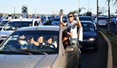 Foto de la galería: Con el pase a la final el sentimiento albiceleste desbordó los festejos de la hinchada posadeña