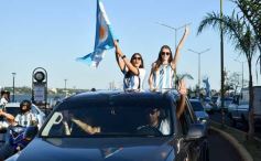 Foto de la galería: Con el pase a la final el sentimiento albiceleste desbordó los festejos de la hinchada posadeña