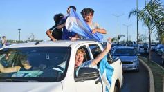 Foto de la galería: Con el pase a la final el sentimiento albiceleste desbordó los festejos de la hinchada posadeña