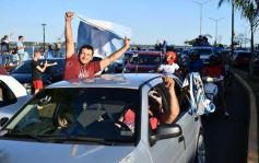 Foto de la galería: Con el pase a la final el sentimiento albiceleste desbordó los festejos de la hinchada posadeña