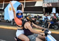 Foto de la galería: Con el pase a la final el sentimiento albiceleste desbordó los festejos de la hinchada posadeña