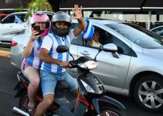 Foto de la galería: Con el pase a la final el sentimiento albiceleste desbordó los festejos de la hinchada posadeña