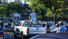 Foto de la galería: Con el pase a la final el sentimiento albiceleste desbordó los festejos de la hinchada posadeña