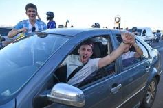 Foto de la galería: Con el pase a la final el sentimiento albiceleste desbordó los festejos de la hinchada posadeña