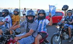 Foto de la galería: Con el pase a la final el sentimiento albiceleste desbordó los festejos de la hinchada posadeña