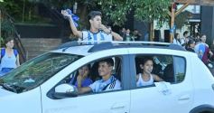 Foto de la galería: Con el pase a la final el sentimiento albiceleste desbordó los festejos de la hinchada posadeña