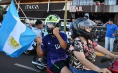 Foto de la galería: Con el pase a la final el sentimiento albiceleste desbordó los festejos de la hinchada posadeña