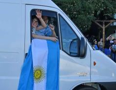Foto de la galería: Con el pase a la final el sentimiento albiceleste desbordó los festejos de la hinchada posadeña