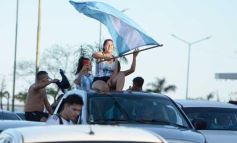 Foto de la galería: Con el pase a la final el sentimiento albiceleste desbordó los festejos de la hinchada posadeña