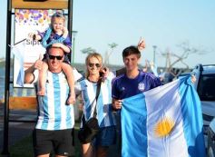 Foto de la galería: Con el pase a la final el sentimiento albiceleste desbordó los festejos de la hinchada posadeña