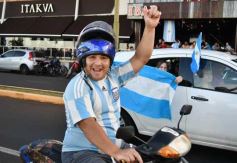 Foto de la galería: Con el pase a la final el sentimiento albiceleste desbordó los festejos de la hinchada posadeña