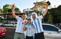 Foto de la galería: Con el pase a la final el sentimiento albiceleste desbordó los festejos de la hinchada posadeña