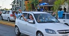 Foto de la galería: Con el pase a la final el sentimiento albiceleste desbordó los festejos de la hinchada posadeña