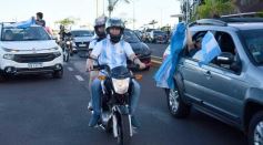 Foto de la galería: Con el pase a la final el sentimiento albiceleste desbordó los festejos de la hinchada posadeña