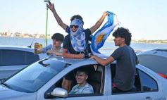 Foto de la galería: Con el pase a la final el sentimiento albiceleste desbordó los festejos de la hinchada posadeña
