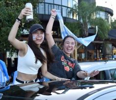 Foto de la galería: Con el pase a la final el sentimiento albiceleste desbordó los festejos de la hinchada posadeña