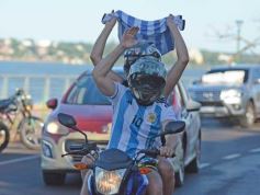 Foto de la galería: Con el pase a la final el sentimiento albiceleste desbordó los festejos de la hinchada posadeña
