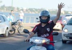 Foto de la galería: Con el pase a la final el sentimiento albiceleste desbordó los festejos de la hinchada posadeña
