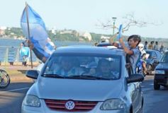 Foto de la galería: Con el pase a la final el sentimiento albiceleste desbordó los festejos de la hinchada posadeña
