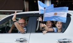 Foto de la galería: Con el pase a la final el sentimiento albiceleste desbordó los festejos de la hinchada posadeña