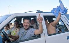 Foto de la galería: Con el pase a la final el sentimiento albiceleste desbordó los festejos de la hinchada posadeña