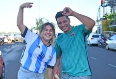 Foto de la galería: Con el pase a la final el sentimiento albiceleste desbordó los festejos de la hinchada posadeña