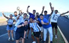 Foto de la galería: Con el pase a la final el sentimiento albiceleste desbordó los festejos de la hinchada posadeña