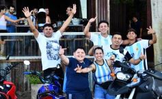 Foto de la galería: Con el pase a la final el sentimiento albiceleste desbordó los festejos de la hinchada posadeña