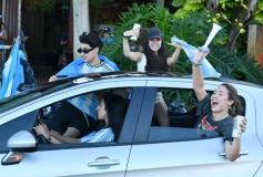 Foto de la galería: Con el pase a la final el sentimiento albiceleste desbordó los festejos de la hinchada posadeña