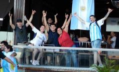 Foto de la galería: Con el pase a la final el sentimiento albiceleste desbordó los festejos de la hinchada posadeña