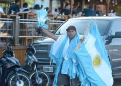 Foto de la galería: Con el pase a la final el sentimiento albiceleste desbordó los festejos de la hinchada posadeña