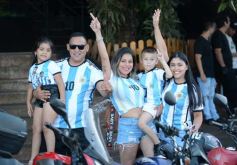 Foto de la galería: Con el pase a la final el sentimiento albiceleste desbordó los festejos de la hinchada posadeña