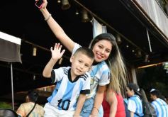 Foto de la galería: Con el pase a la final el sentimiento albiceleste desbordó los festejos de la hinchada posadeña