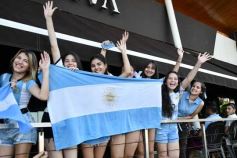 Foto de la galería: Con el pase a la final el sentimiento albiceleste desbordó los festejos de la hinchada posadeña