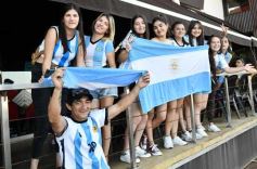 Foto de la galería: Con el pase a la final el sentimiento albiceleste desbordó los festejos de la hinchada posadeña