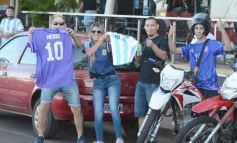 Foto de la galería: Con el pase a la final el sentimiento albiceleste desbordó los festejos de la hinchada posadeña