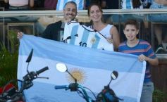 Foto de la galería: Con el pase a la final el sentimiento albiceleste desbordó los festejos de la hinchada posadeña