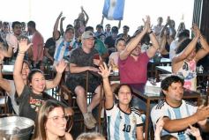 Foto de la galería: Con el pase a la final el sentimiento albiceleste desbordó los festejos de la hinchada posadeña