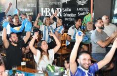 Foto de la galería: Con el pase a la final el sentimiento albiceleste desbordó los festejos de la hinchada posadeña