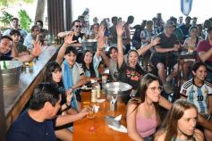 Foto de la galería: Con el pase a la final el sentimiento albiceleste desbordó los festejos de la hinchada posadeña