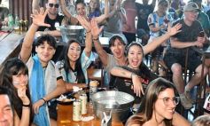 Foto de la galería: Con el pase a la final el sentimiento albiceleste desbordó los festejos de la hinchada posadeña