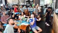 Foto de la galería: Con el pase a la final el sentimiento albiceleste desbordó los festejos de la hinchada posadeña