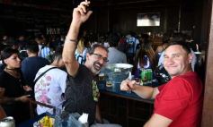 Foto de la galería: Con el pase a la final el sentimiento albiceleste desbordó los festejos de la hinchada posadeña