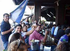 Foto de la galería: Con el pase a la final el sentimiento albiceleste desbordó los festejos de la hinchada posadeña