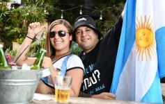 Foto de la galería: Con el pase a la final el sentimiento albiceleste desbordó los festejos de la hinchada posadeña